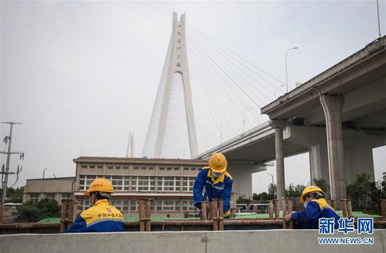  4月30日，來自中鐵七局的建設者在武漢武九北綜合管廊工程施工現(xiàn)場作業(yè)。新華社記者 肖藝九 攝